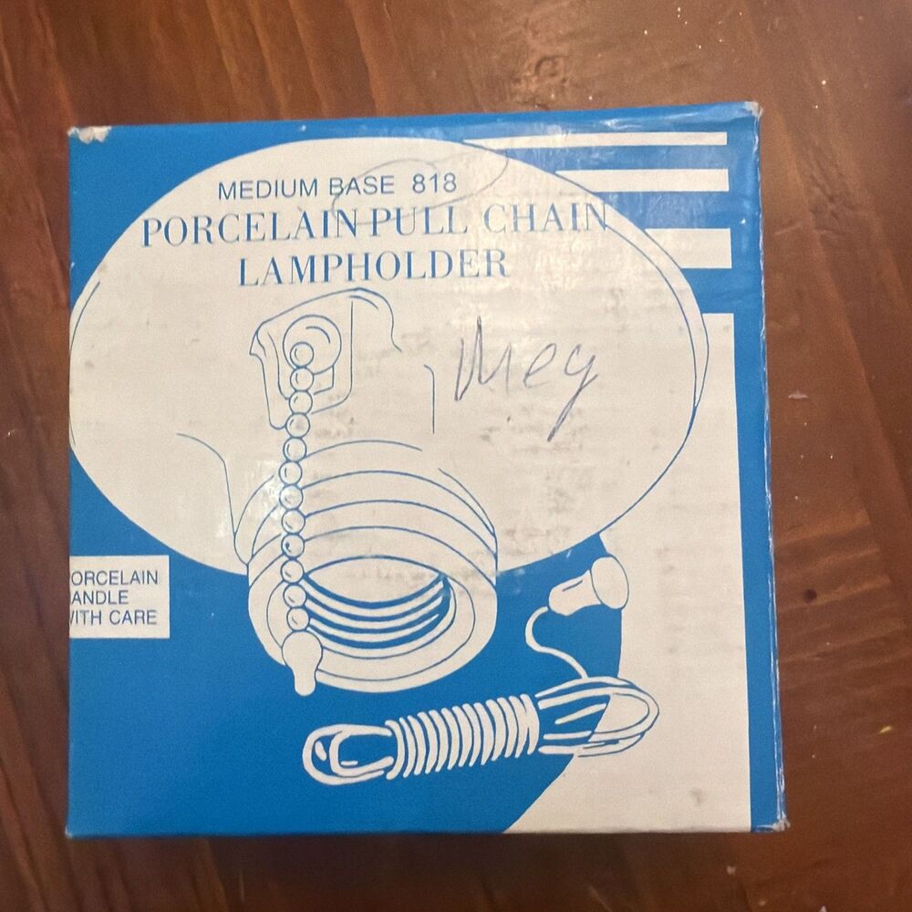 Porcelain Pull Chain Lampholder Medium Base 660W 250V White Model 818 NOS